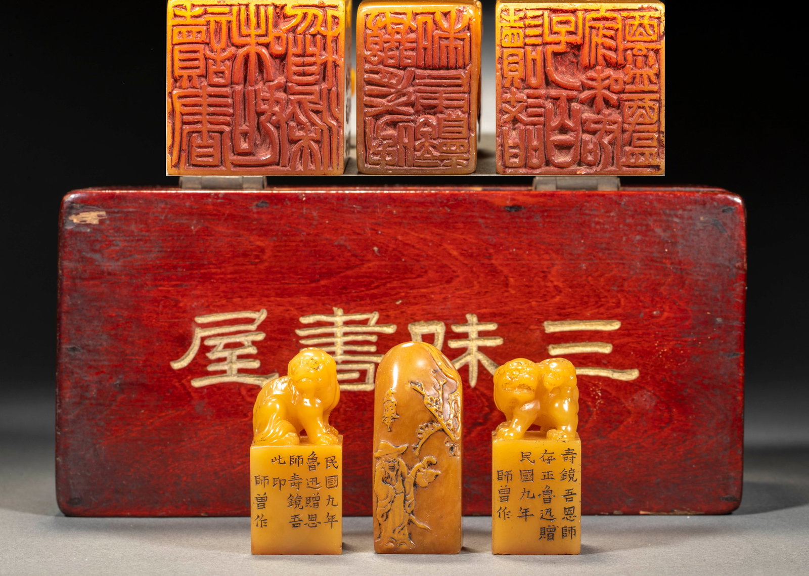 Lu Xun gave his teacher a set of seals for Tian Huangshi's animal buttons.: The red lacquered wooden box is engraved with the word "three pools mirroring the moon" in gold. The three seals are made of Shoushan stone, two are carved with buttons, and the other is carved with