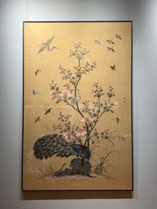 A picture of a hundred birds embroidered with peacocks and hibiscus in Guangdong in the late Qing: The ground is covered with silk with a golden bottom. The main pattern includes peacocks, egrets, all kinds of birds and butterflies, with hibiscus flowers, lake stones and weeds. Birds and beasts of