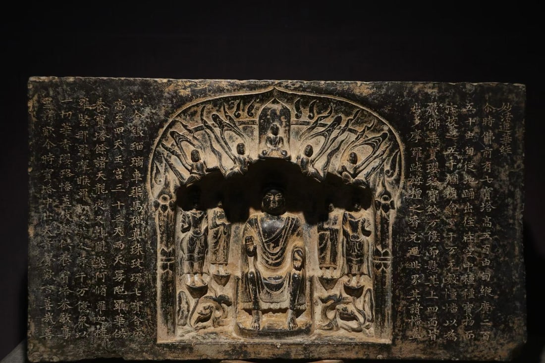 Qingshijing Buddhist shrine: Rectangular black and gray stone tablet. An arch-shaped niche is opened in the middle of the monument. The main Buddha sits in the niche, and the bodhisattva is threatened on both sides. The flying Bu