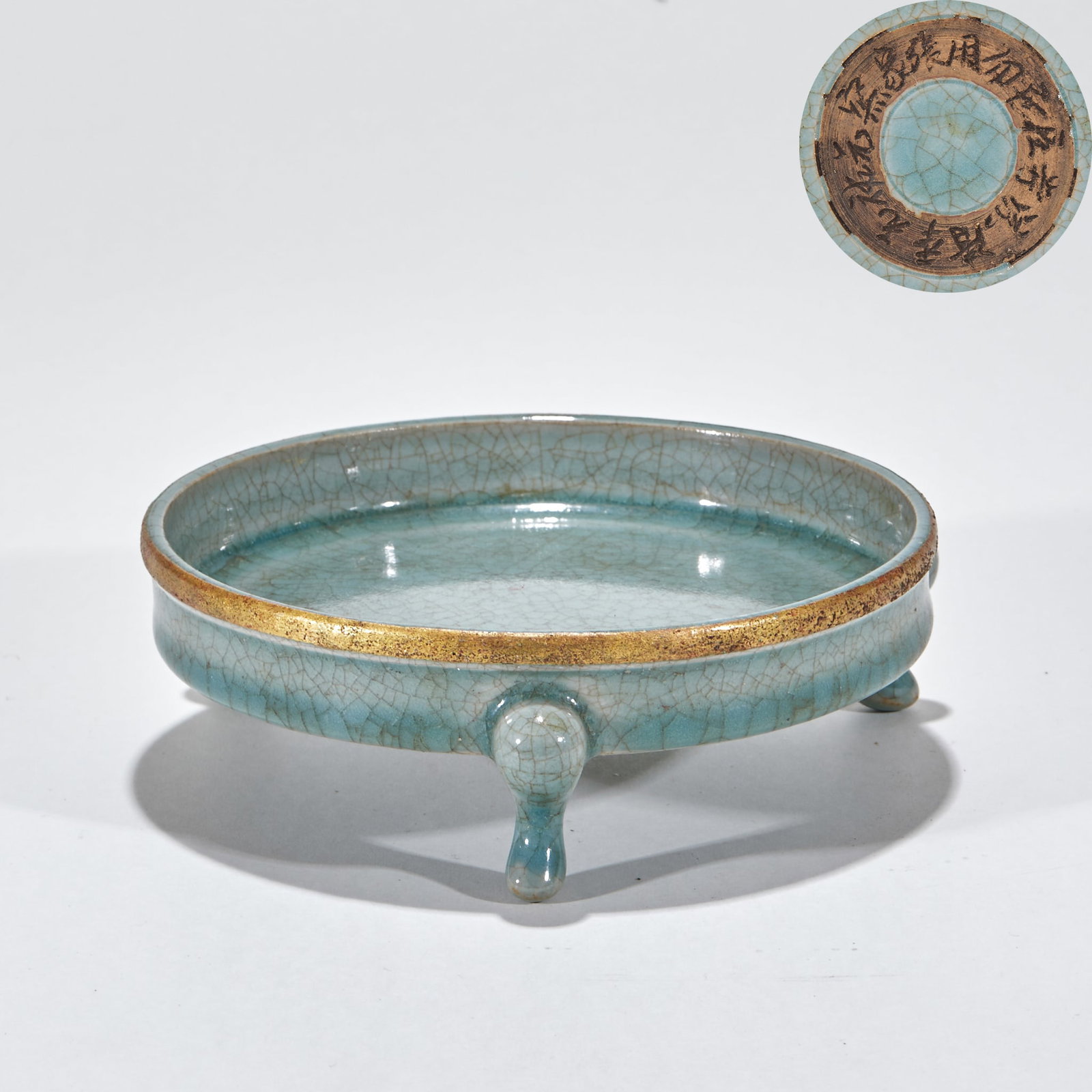 Ruyao sanzuxi: The flat and shallow washing body is full of green glaze, and the body is covered with pieces. The edge of the mouth is inlaid with gold-plated metal, and the bottom is supported by three drop-shaped