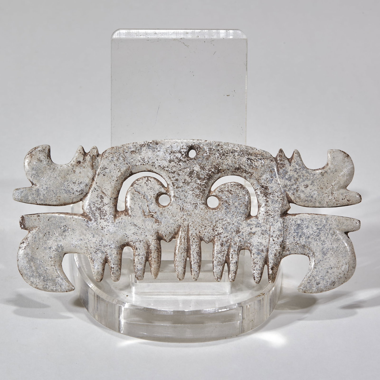 Gou Yunpei before Ming Dynasty: Flaky jade objects are covered with gray calcified ooze. The whole body is horizontally long and flat, with a circular hole drilled in the center of the top. The body is hollowed out in many places an