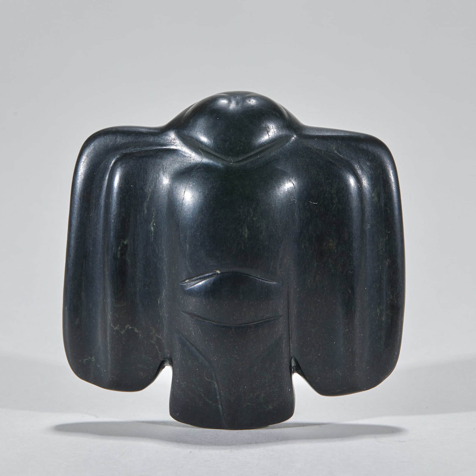 Jade owl before Ming dynasty: Dark green jade, the overall shape is a ostrich. The head is narrowed, and the facial features are not finely cut. The wings are spread out to both sides, and the outline of the wings is circular.
