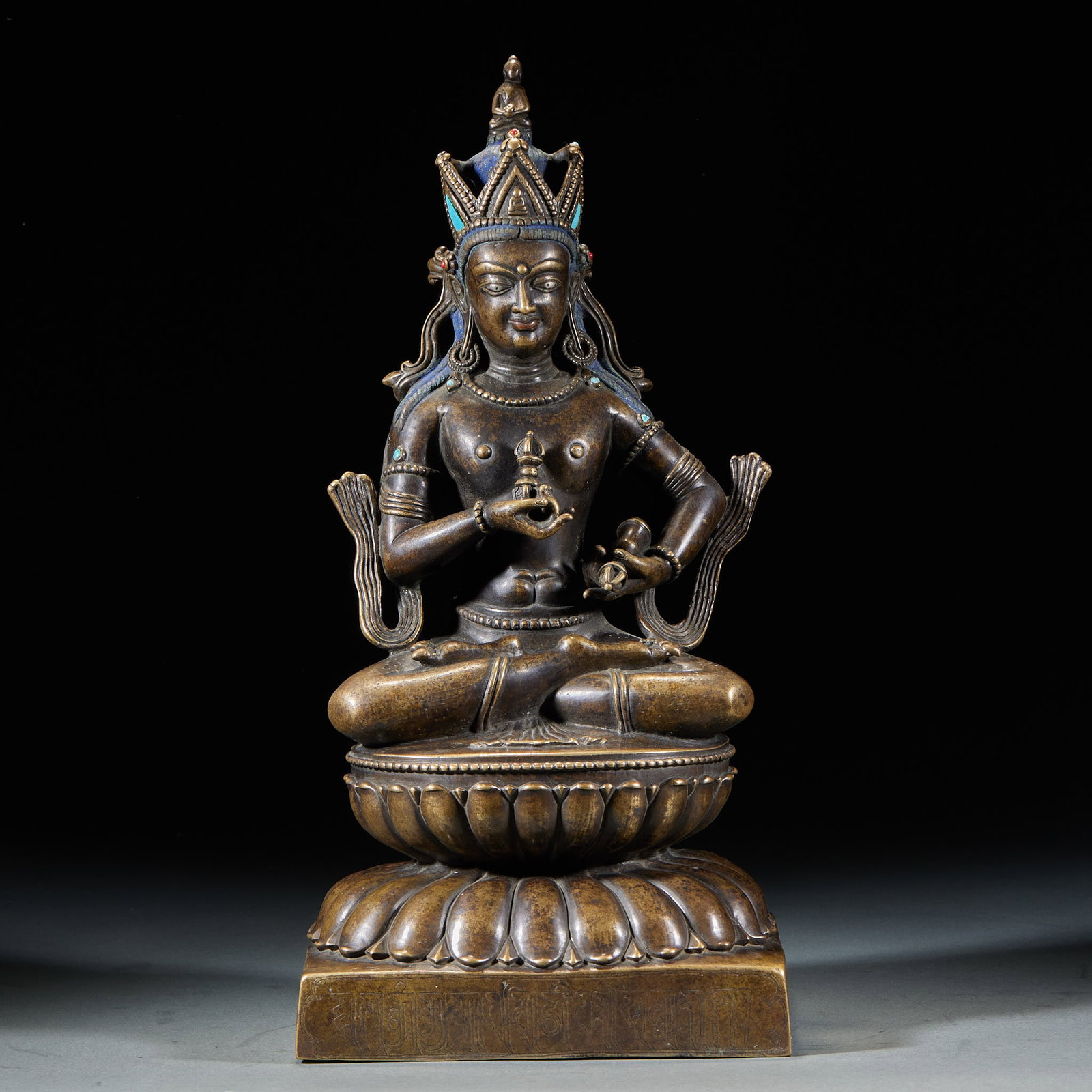 Alloy copper inlaid with vajrasattva: A bronze statue, with a crown on the head and a small Buddha on the crown, with a crown hanging over the shoulders, a dignified face and slightly drooping eyelids. The upper body is bare, wearing neck