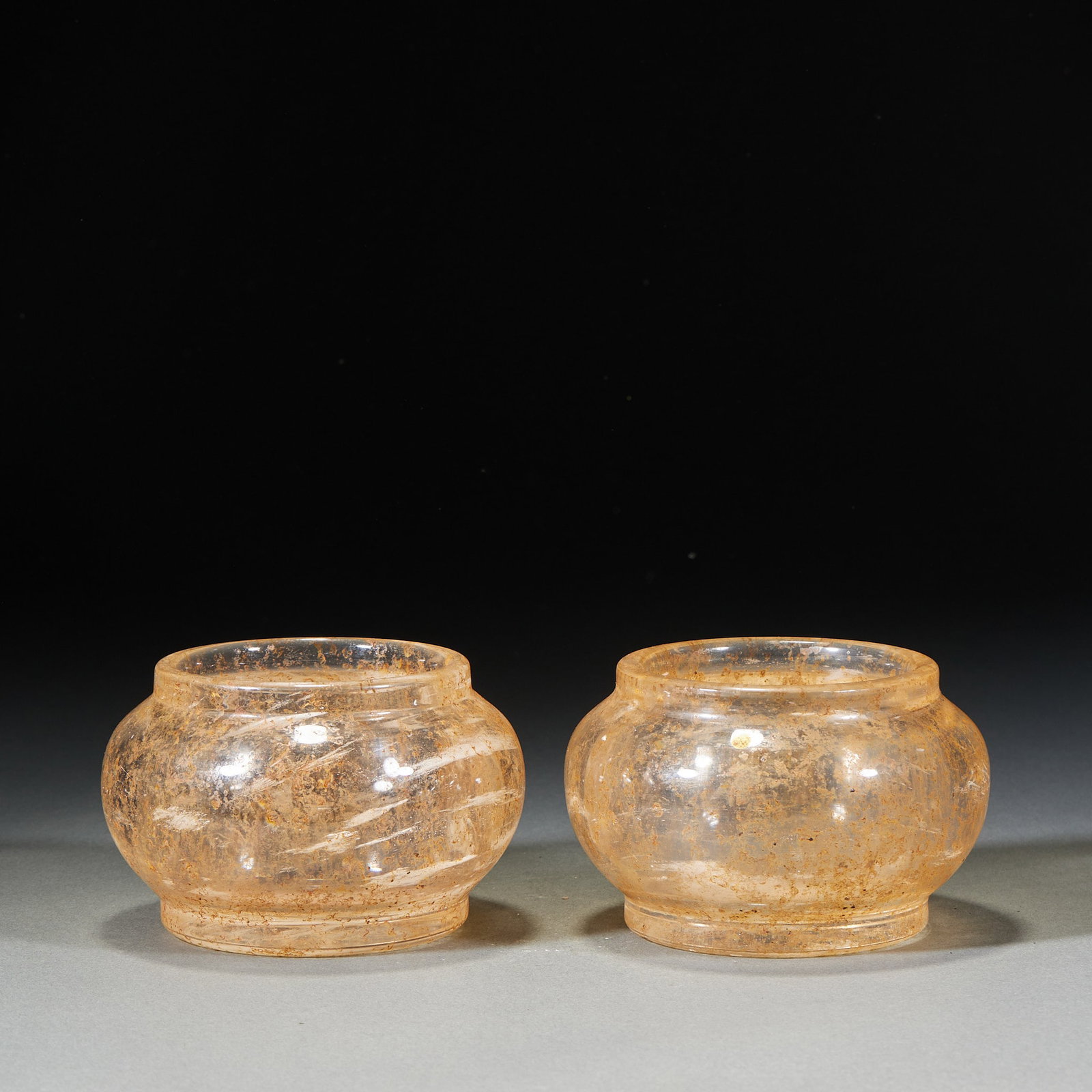 A pair of crystal chess pieces cans: The two crystal jars are identical in shape. The crystal is transparent in texture, covered with natural cotton wool and ice cracks, and the surface of the utensils is covered with traces of khaki
