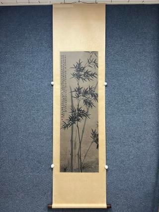 Luo Pin is rising steadily.: Traditional vertical shaft mounting, the top of the sky is beige silk. The heart of the painting is vertical, and several bamboo poles are drawn in ink. The bamboo stems are tall and straight, and