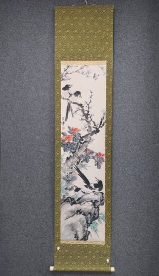 Wang Xuetao freehand brushwork flower and bird.: Olive-green dark-striped silk cloth is mounted outside. The heart is vertical, the ink is colored, the old branches of rocks are painted, the magpies live on the branches, the camellia flowers are