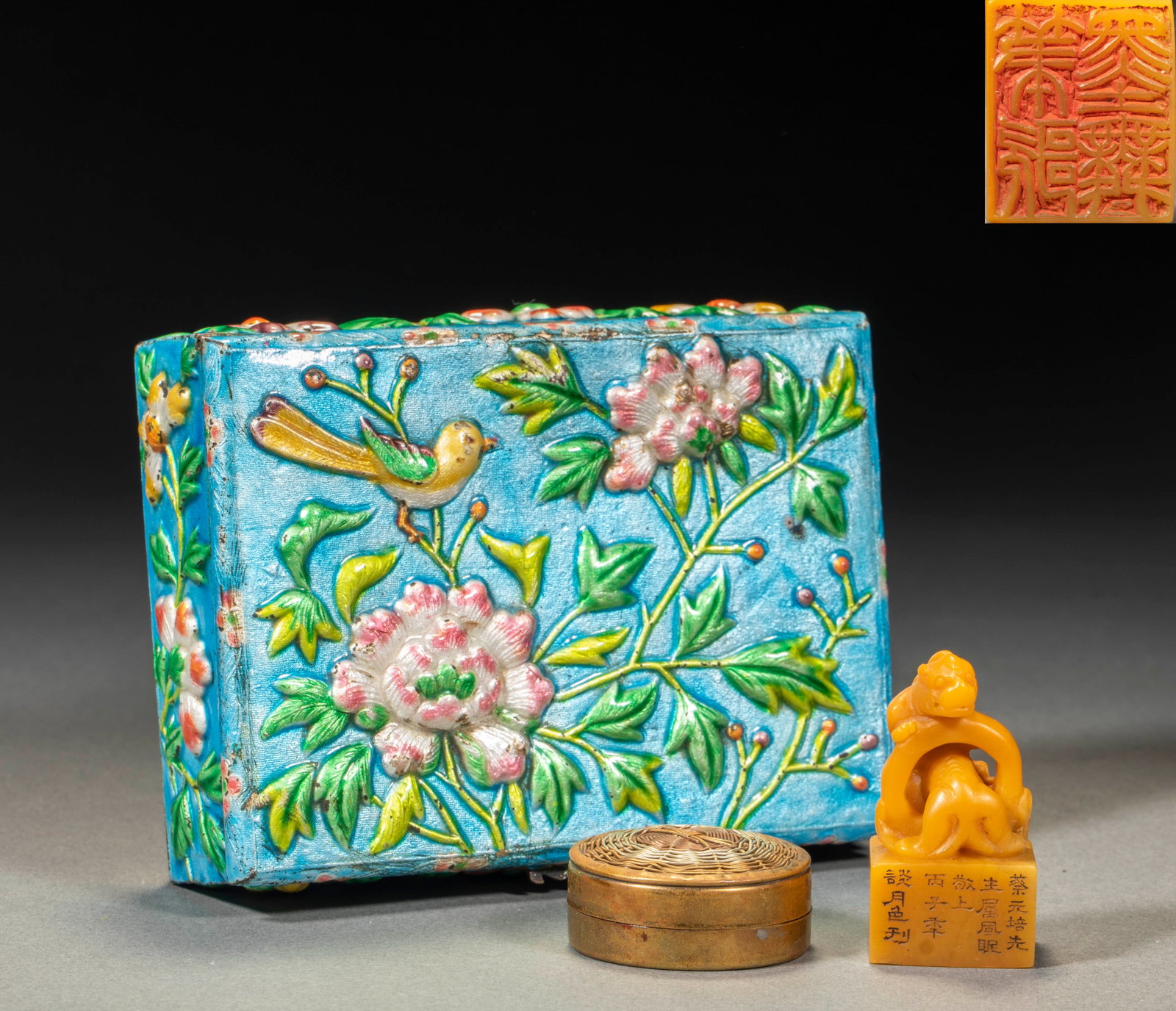 Cai Yuanpei Tian Huangshi Tiger Seal Inks a Box: Rectangular embossed enamel box, the box body is blue, and the peony branches and yellow-feathered birds are embossed. It is matched with a yellow animal button seal, and the side of the seal is