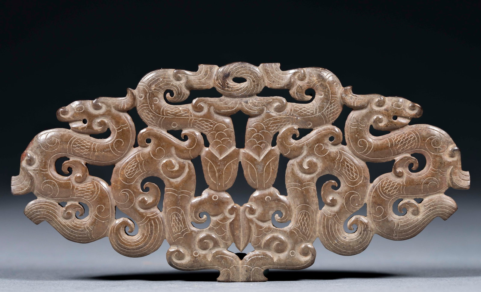 Hollow out the jade jade with double phoenix and four dragons: The whole device is made of jade, and the body is covered with Qin color. The whole body is strictly symmetrical from left to right. Through carving combined with intaglio carving, several dragons
