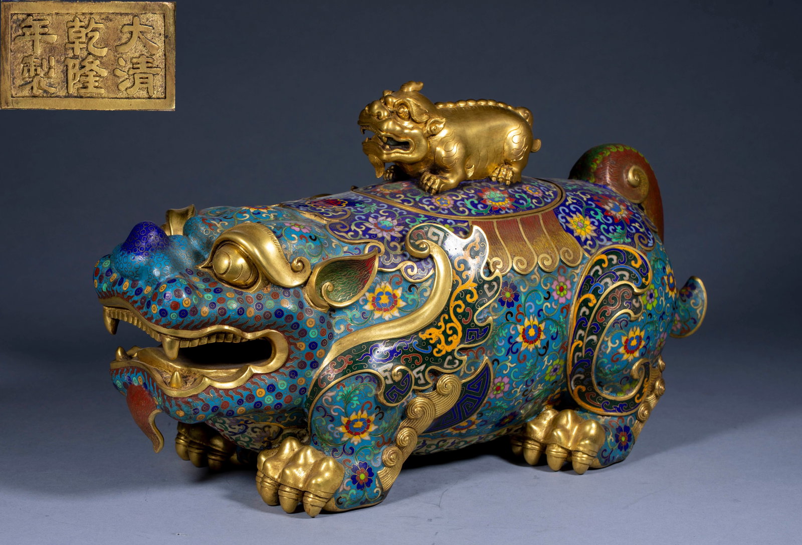 Aromatherapy for Cloisonneenamel's Mother and Child Animals in Qianlong Year.: Bronze tire, prostrate shape of Swiss beast, for aromatherapy. The whole body of the animal is covered with cloisonne enamel, covered with branches and precious flowers, and the corners, eyes, nose an