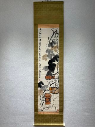 Qi Baishi has achieved fruitful results: Paper ink vertical shaft, original antique silk mounted. The picture depicts vine branches and leaves in ink, and the ink color changes in shades. Several orange-red gourds are hung among vines, and
