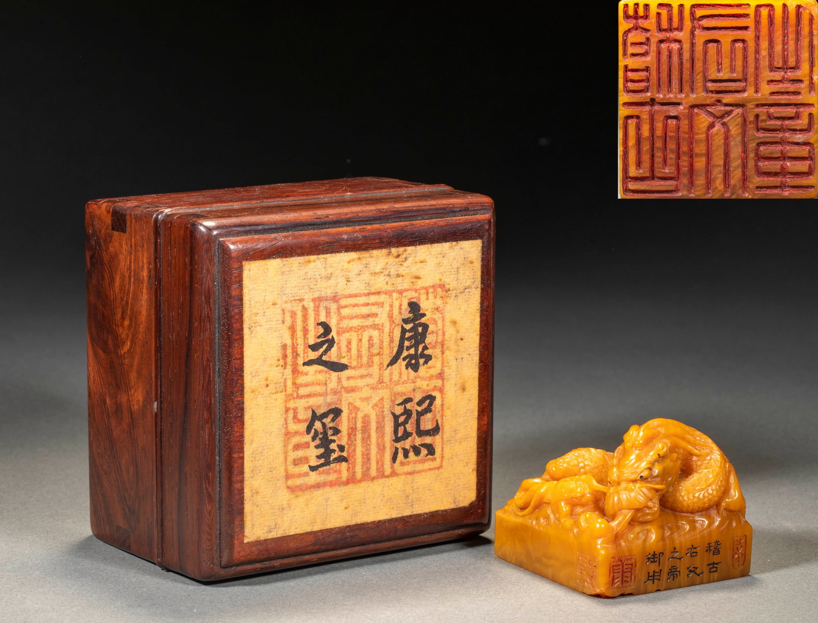 Emperor Kangxi made a royal seal of Tian Huangshi, the emperor of Ji Gu's right father.: Tian Huang seal, square stamp pad, button carving dragon, dragon body entrenched on the waves. The margin characters are engraved around the stamp pad. Seal-cutting Zhu Wen on the printing surface.