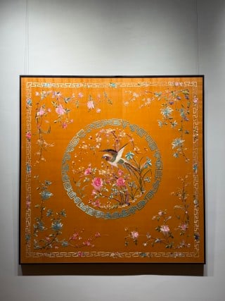 Guangdong embroidery in Huangdi County in the Republic of China is full of splendid flowers. (1 of 9)