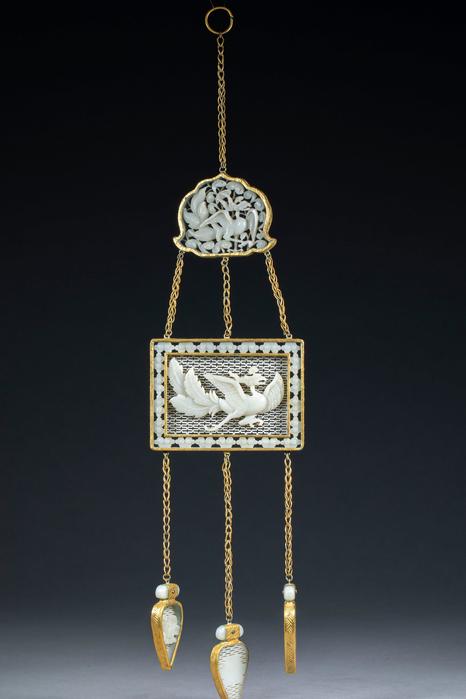 Clever carving and hollowing out phoenix jade listing: It is a complete set of hanging accessories, and the whole is connected in series with gold chains. A metal hanging ring is arranged at the top, which is connected with the first layer of