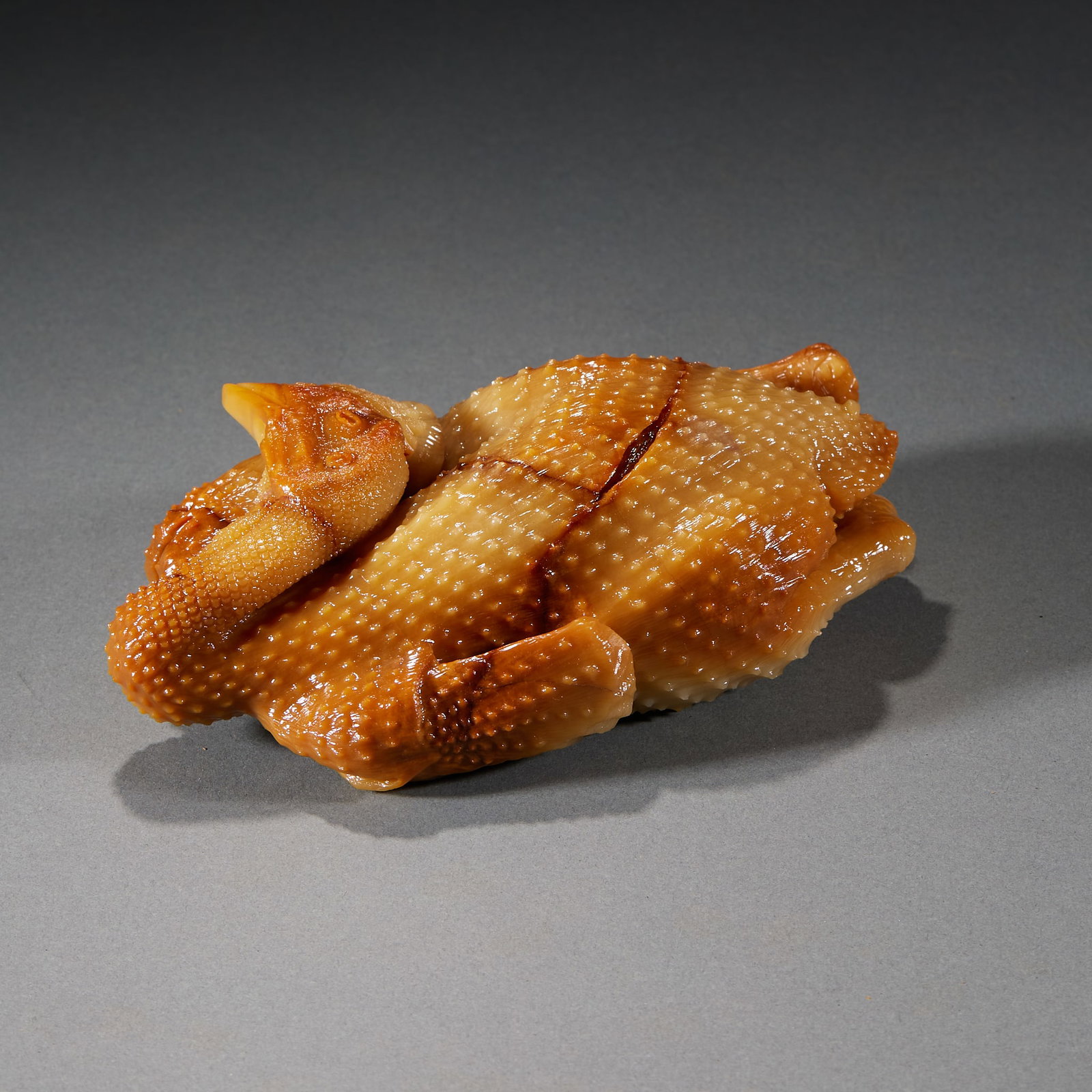 Shoushanshi Manhan Banquet Pearl Chicken: Carve the whole cooked chicken in stone. Using the natural yellow, white and brown colors of stone, the skin of roast chicken is shaped, and the surface is covered with fine particles to express