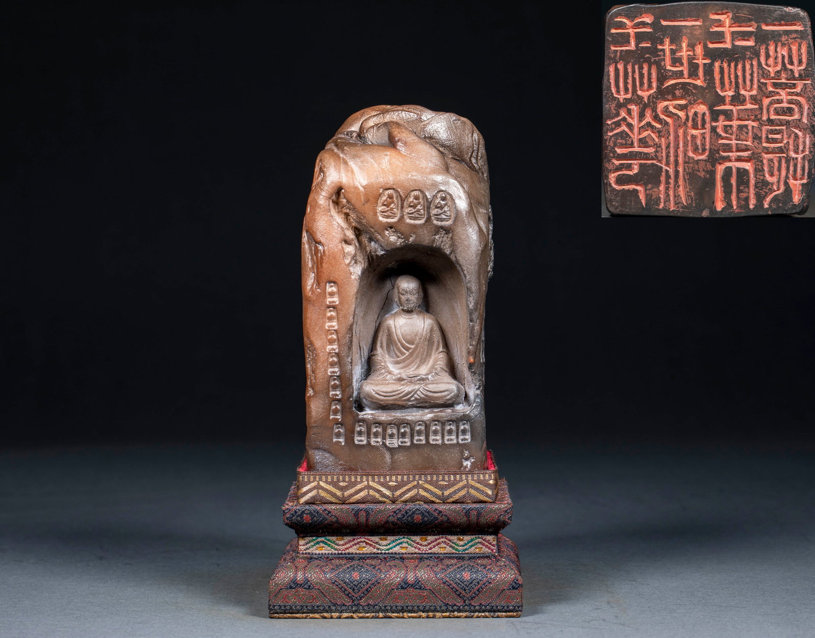 Master Hongyi made the seal of Buddha statue.: Stone texture, the overall imitation of the cliff shape. In the middle of the mountain, an arched niche hole is dug, in which a sitting Buddha statue is carved, and the lines of the Buddha body clothe