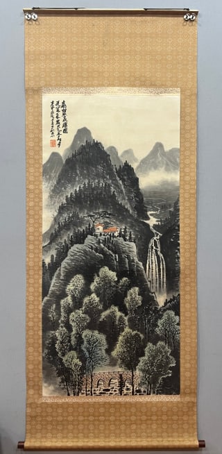 Landscape map of Li Keran: Paper-based ink and wash color vertical shaft, complete silk mounting, mounted as beige dark-striped silk material, with wooden shaft heads on top and bottom. The core painting is a cascade of
