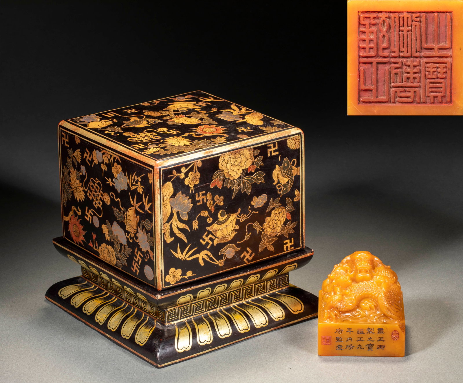 The Treasure Field of Yongzheng Imperial System Huangshi Dragon and Phoenix Seal: The seal is made of yellow stone, and the buttons are carved with dragons in a coiled shape. The dragon body, Long Lin and moire are carved in distinct layers. Many lines of regular script are