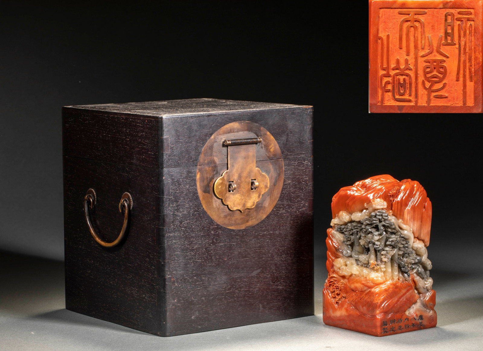 Yong Zheng nian shou shan Shi Rui beast seal: The stone of the seal is red, white and gray, and the buttons of the mountains and rivers are skillfully carved with stone color, carving pine trees, rocks and clouds, the rocks are undulating and