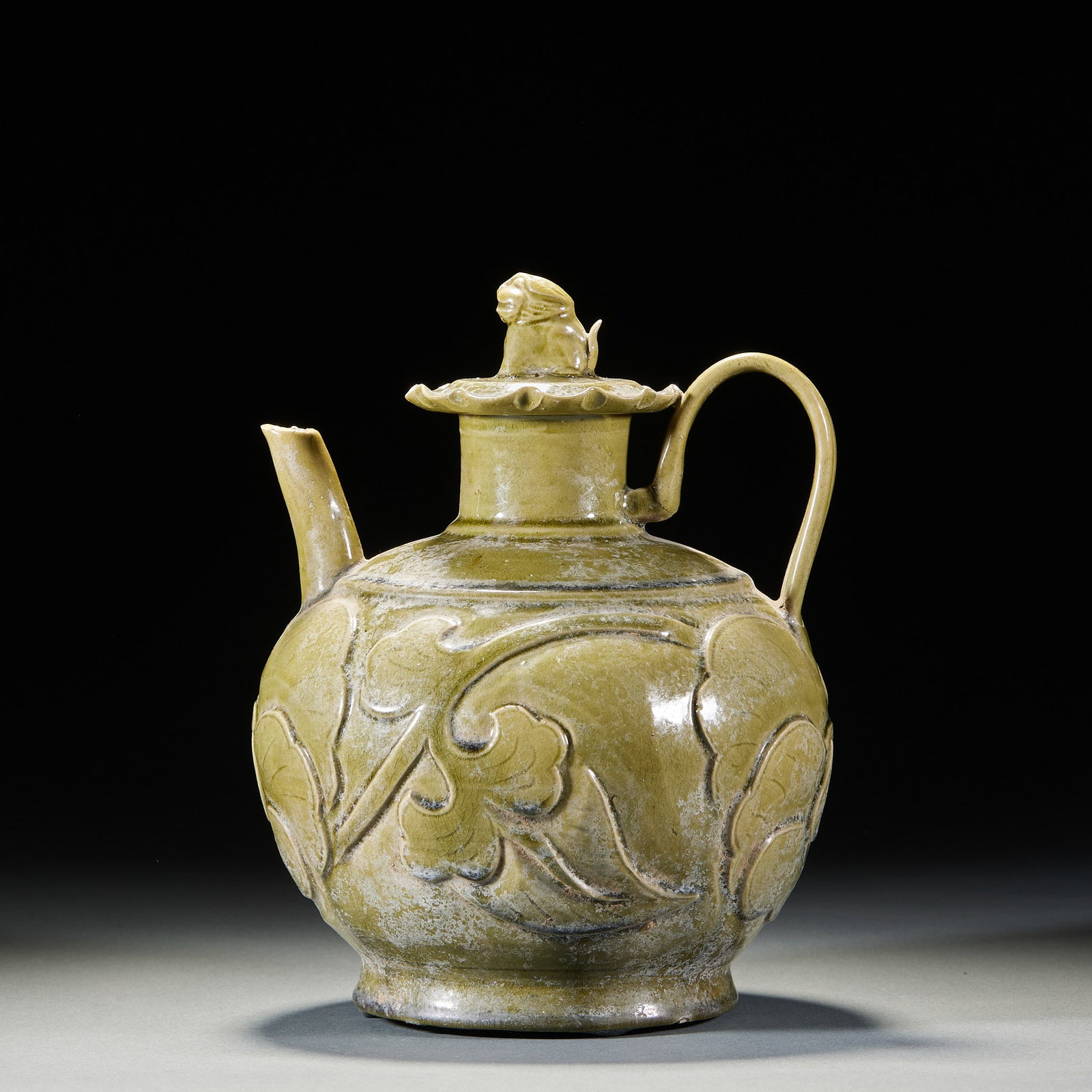 Before the Ming Dynasty, the tea was glazed and the animal head was poured.: The whole body of the pot is painted with green and yellow glaze, and the pot is full and round, and the outer wall of the pot is engraved with floral patterns. The lid of the pot is the brim of the