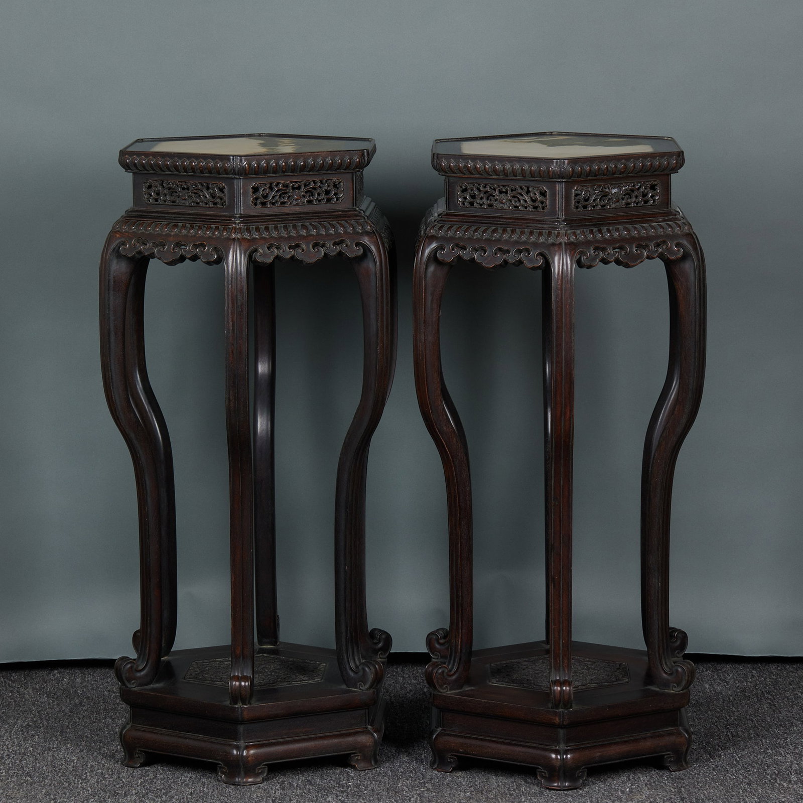 A couple of rosewood flowers: Pairs of hexagonal flowers are deep in wood and inlaid with stone panels on several sides. Several sides of the frame are carved with openwork patterns, and the edges are carved with continuous grass