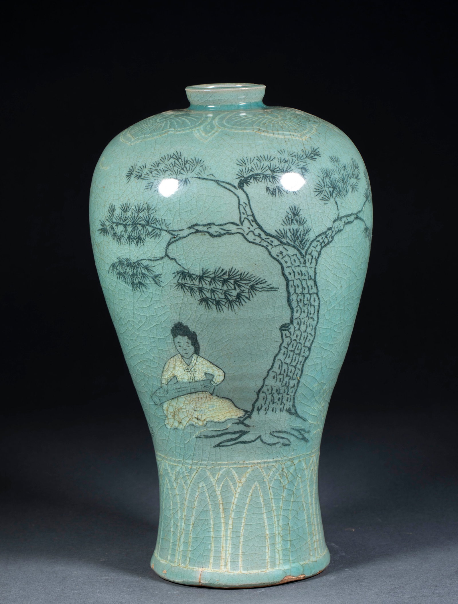Korean celadon character story plum vase: Plum bottle standard type, small mouth, rich shoulders, abdomen, full circle. Apply turquoise glaze all over the body, and the glaze is covered with pieces. The body of the instrument is decorated