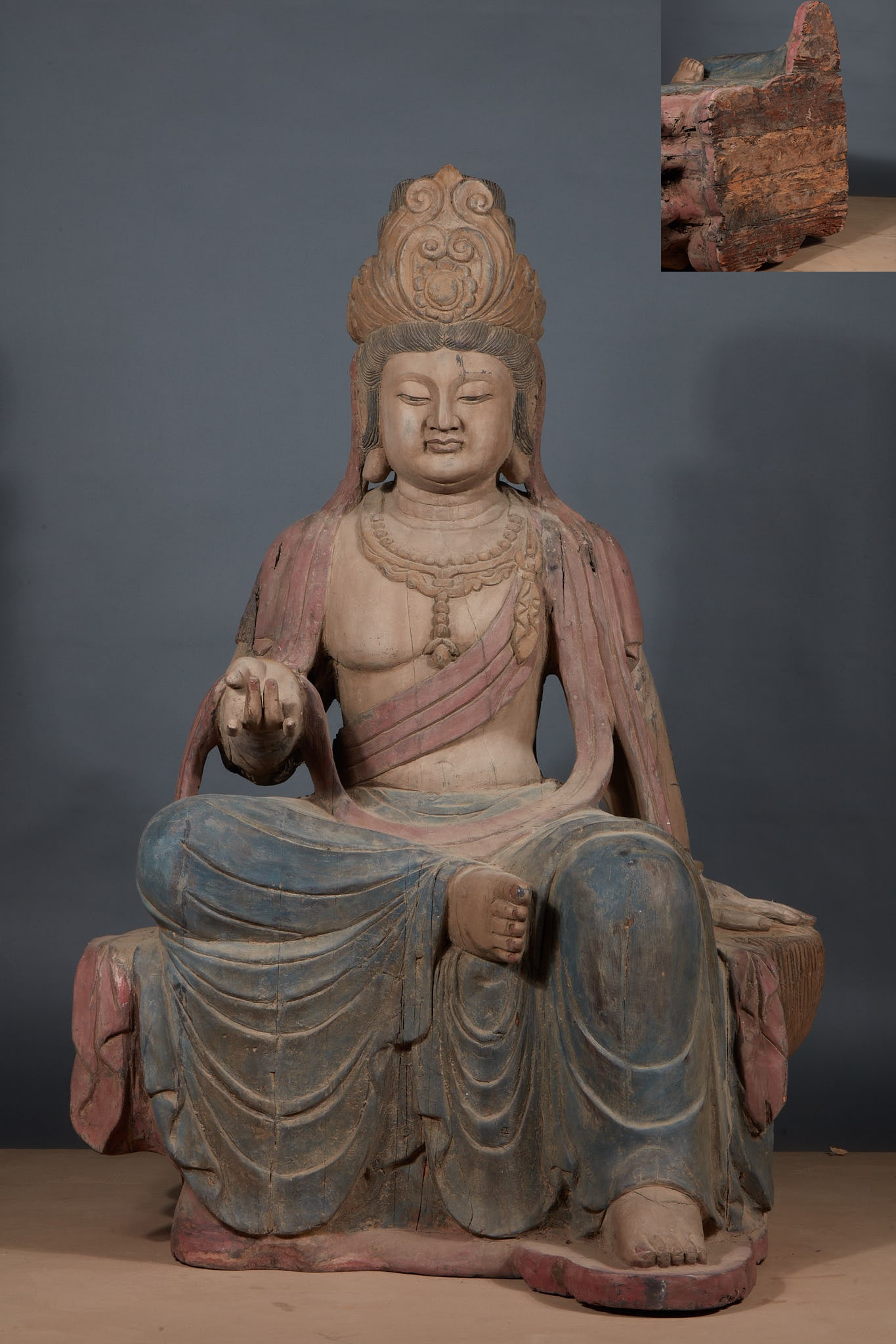 Before the Ming Dynasty, cypress was at home in Guanyin.: The wooden tire is painted and sculpted, and Guanyin is sitting freely. Wearing a complicated crown, the face is quiet and kind, and the neck and chest are wearing beads. The upper body is bare, the