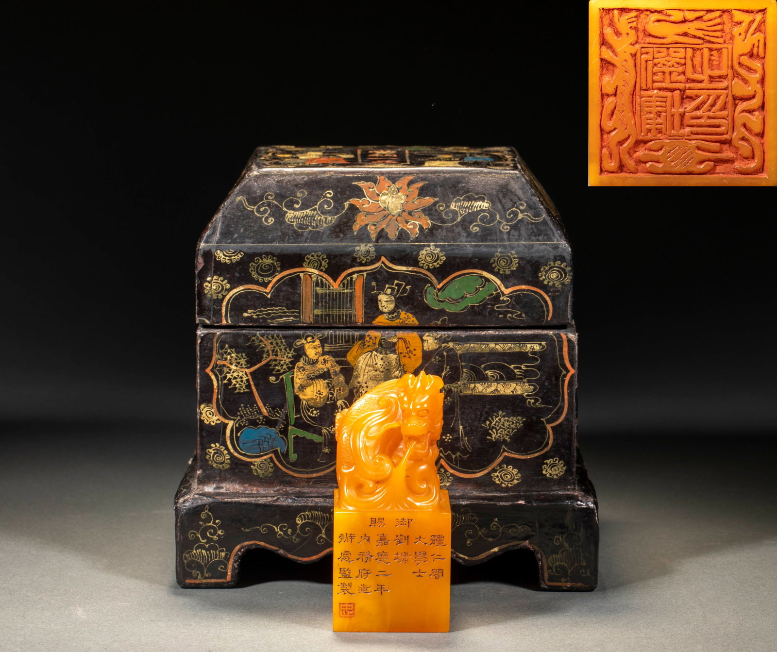 Jiajing Nianzhi Liu Yong Tianhuangshi Yuhualong Seal: The stone of the seal is bright yellow, the button is carved with the shape of a dragon, and the side of the seal body is engraved with vertical regular script, and the seal surface is Zhu Wen seal