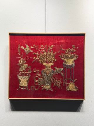 Qing Dynasty Pan Jin Embroidered Bo Gu Qing Dynasty for the picture.: The frame is mounted, the background color is big red, and the overall gold stacking process is adopted. The layout of the screen is scattered, and Bo Gu patterns such as vases, potted plants, fruit o