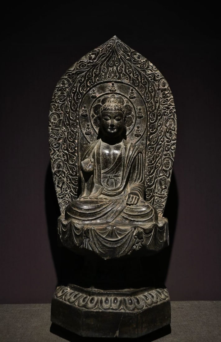 Qingshibao Buddha: The stone statue, in which the Lord sits in a crouching position, gives a wish seal with his right hand, puts his left hand on his knee, and is dressed in a shoulder-length cassock, with smooth