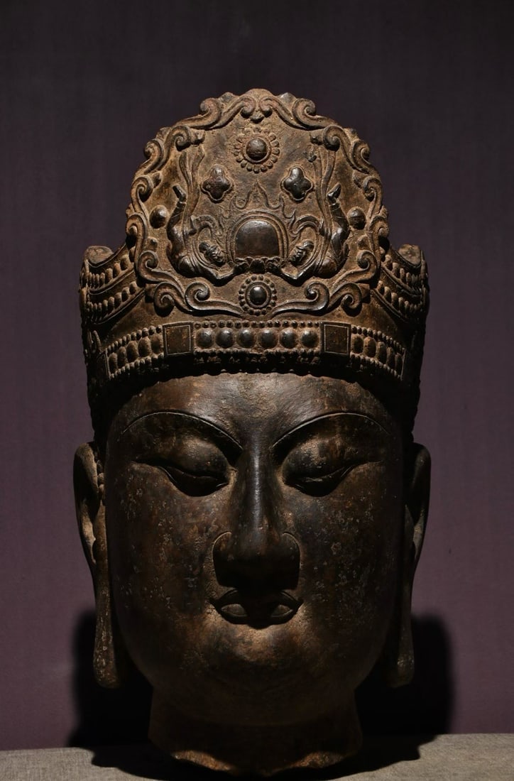 Qing Shi Bao Guan Buddha's head: The head of a stone bodhisattva wears a complicated crown, on which flowers and flying patterns are carved; A beaded hoop is attached below the treasure crown. The Buddha's face is round, his eyes are