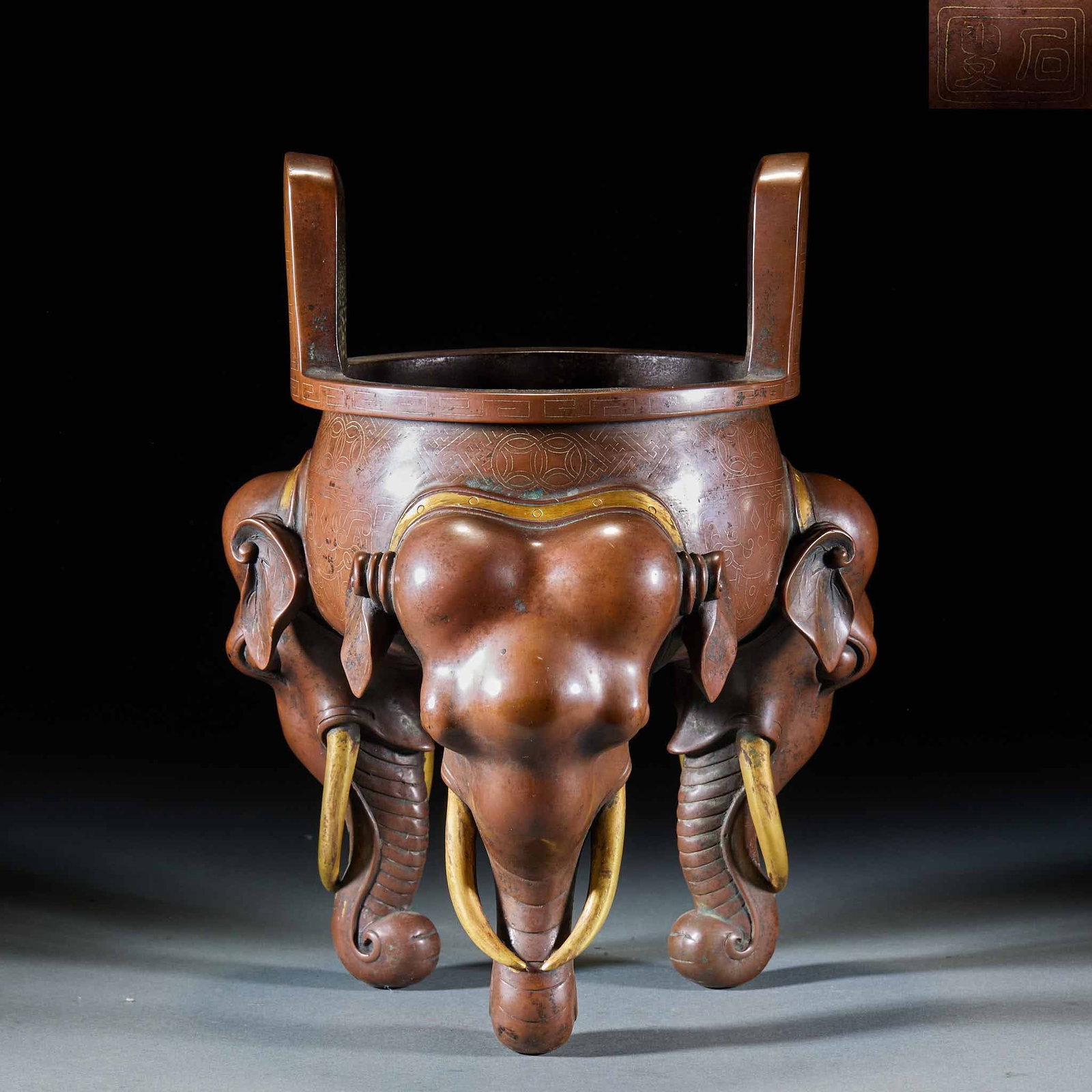 Shi Sou three-legged incense burner: The body of the copper furnace is tripod-shaped, and the mouth edge stands with double ears; The furnace body is covered with silver, full of geometry and coin patterns. The stove is supported by