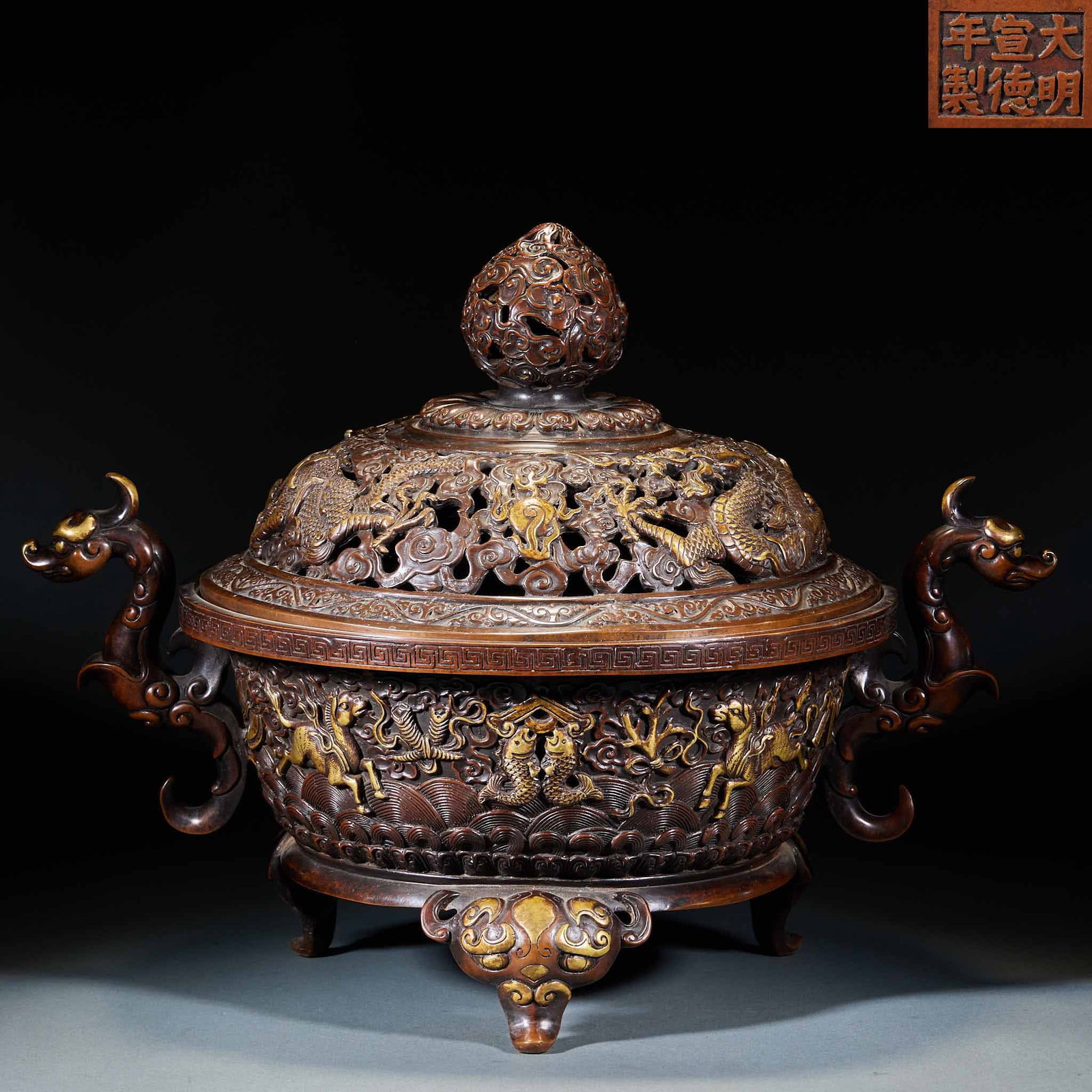 Xuande annual copper gilt aromatherapy furnace: Aromatherapy with copper cover, the cover is hollowed out, carved with dragons, and the top is hollowed out with peach-shaped buttons. Dragon-shaped ears are set on both sides of the furnace body,