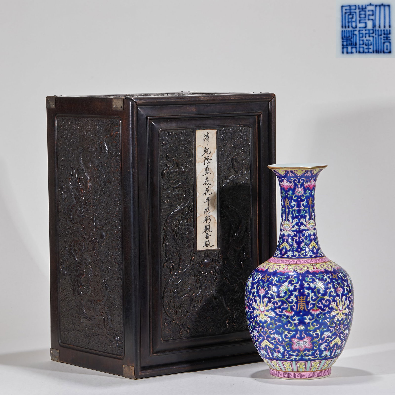 Qing Qianlong annual blue pastel flower Shou Ziwen Guanyin bottle: The porcelain vase is a Guanyin vase, with sapphire blue as the ground, full of pastel flowers, decorated with gold Shou Ziwen, and gold painted on the mouth edge and circle foot. The original