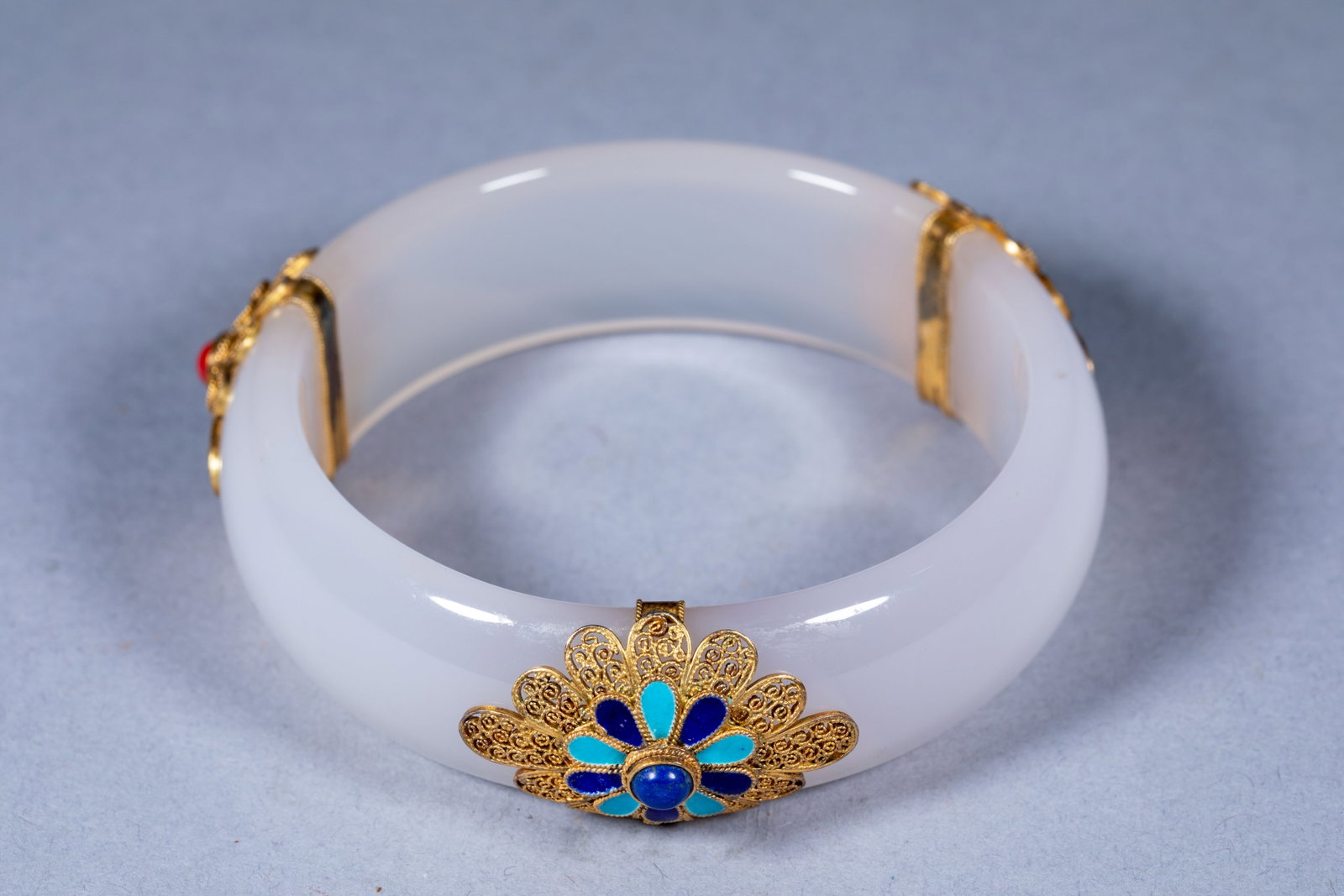 Cloisonne agate bracelet with precious stones: Wide white agate bracelet body, jade is even and transparent. The bracelet body is disconnected, and it is connected by silver-plated and gold-plated tired silk components. Three places are decorated