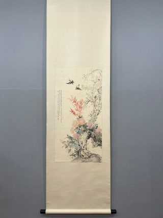 Zhou Lianxia Paper Flower and Bird Vertical Axis: Single-axis vertical shaft, silk-mounted. The painting core draws the theme of spring flowers and birds. The picture has two swallows with black wings, which are matched with peach trees, red bamboo,