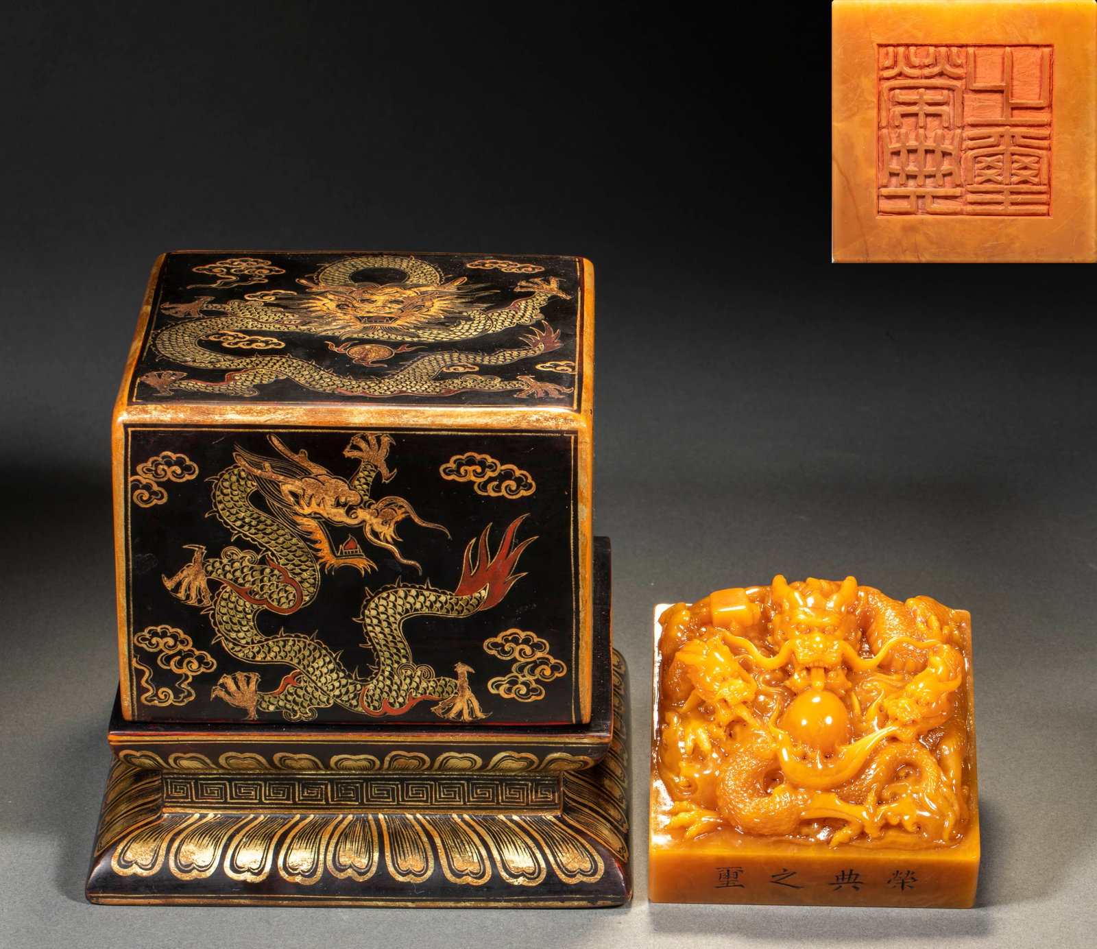 Tian Huangshi San Long Xi Zhu Seal in the Republic of China: Square yellow treasure seal, carved with dragon play beads, surrounded by dragons, complicated carving. The bottom of the printing body is engraved with Zhu Wen's seal script, and the side of the