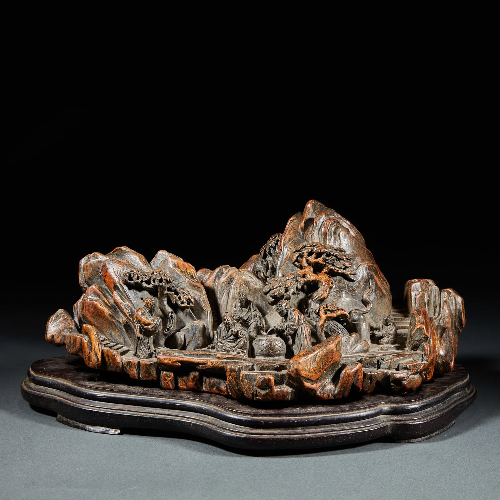 Jiulaoshanzi, Xiangshan, thymelaeaceae in Qing Dynasty: Thymelaeaceae carved mountain ornaments in one piece, with rolling rocks, pine trees, steps and plank roads carved between mountains. Many groups of ancient figures are carved on the plank road, with