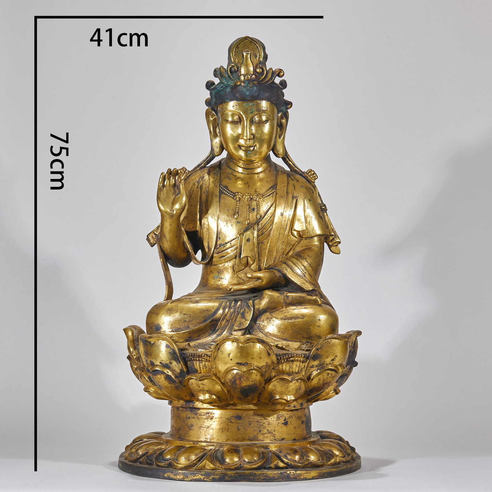 Guanyin statue in Liao dynasty: Guanyin knot sits on the double-layer lotus base, and the lotus base is connected with a circular pedestal. Wearing a crown, Baodi hangs his shoulders, lifting his right hand and applying a fearless