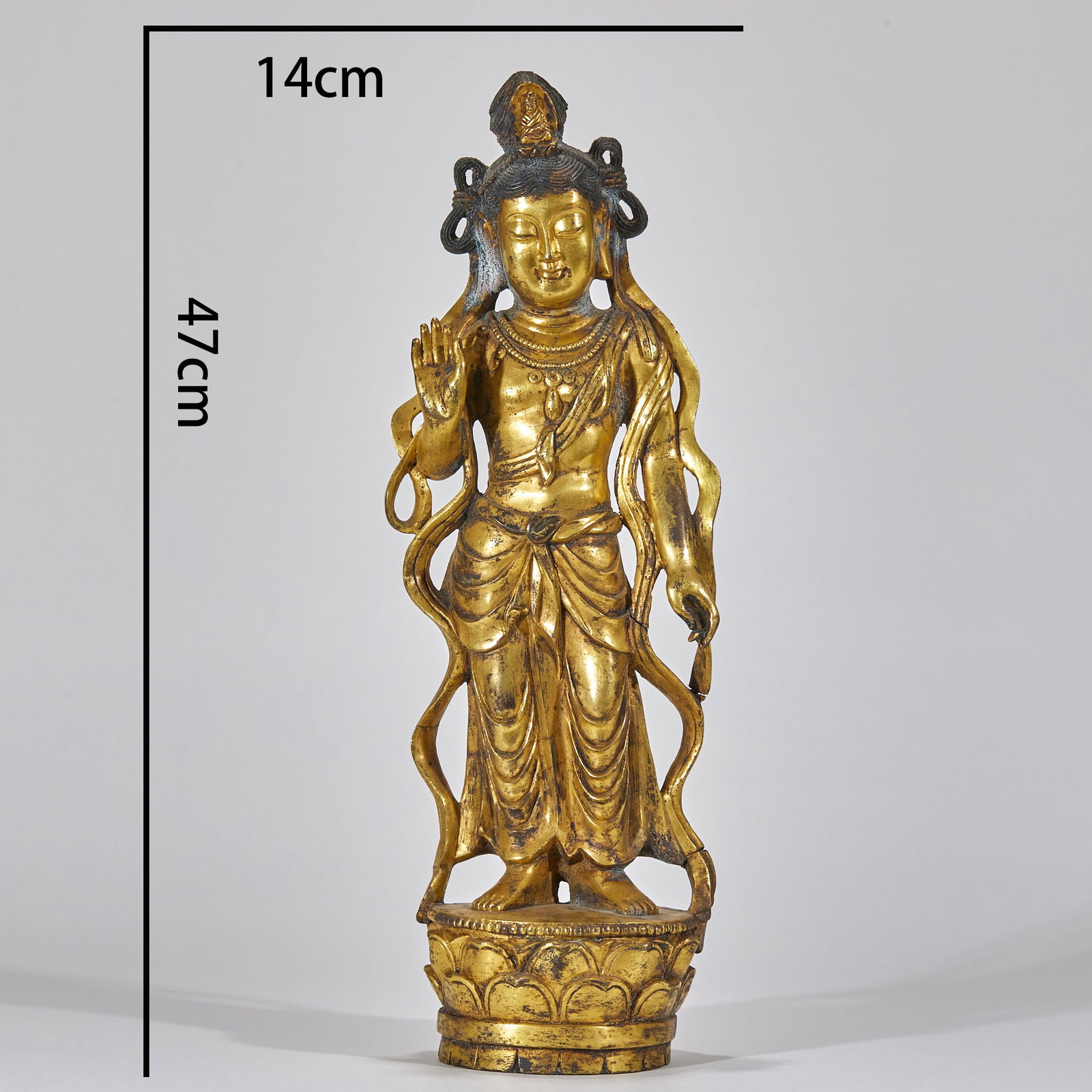 Guanyin statue with streamers in Liao Dynasty: Guanyin stands on the lotus platform, wearing a crown of jewels, and the jewels float to both sides. The right hand is raised and the fearless seal is applied, and the left hand naturally hangs down.