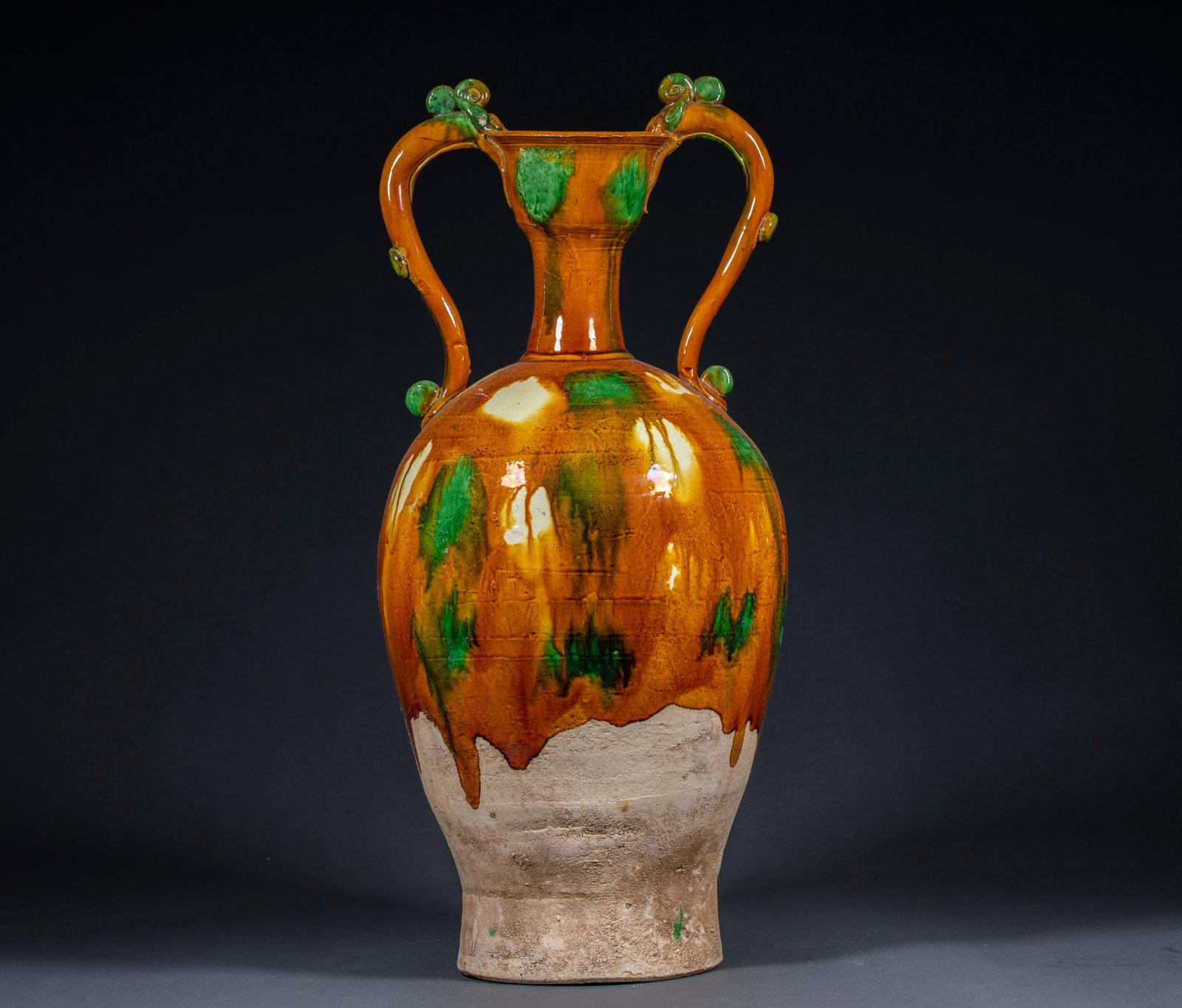 Three-color Shuanglong ear appreciation bottle: Porcelain vertical bottle, pan mouth, long neck, plastic double dragon handles on both sides of the bottle body. The upper part of the bottle body is glazed, with yellow and brown as the ground,