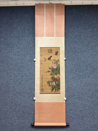 A Silk Picture of Birds and Flowers in Song Huizong: The vertical shaft is completely mounted, and the ceiling, waterproof and ground shaft are complete, with wooden shaft heads. The heart of the painting is silk, the background color is yellow, the