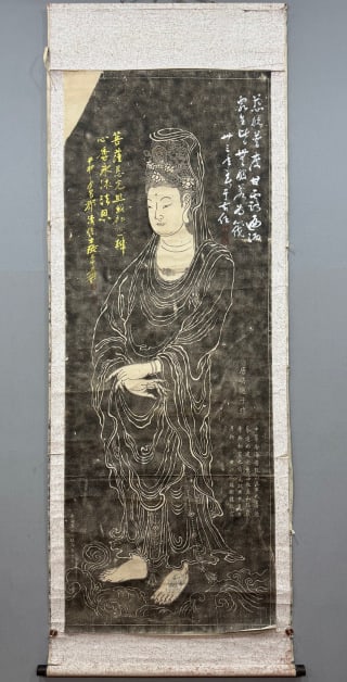 Wu Daozi rubbings the vertical axis of Buddha statue: The whole picture is the vertical axis of the rubbings, with white lines on a black background, and the main body is the standing Guanyin. Guanyin wears a crown on her head and a multi-layered robe