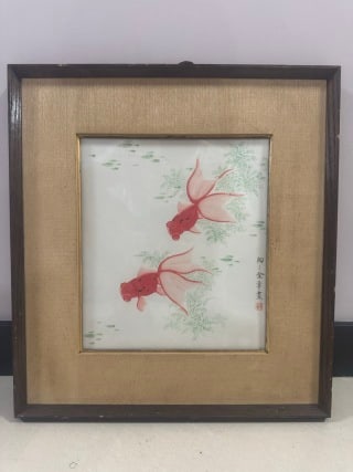 Jin Zhang Jin Yu Jing Kuang: Wooden square picture frame, lined with linen grain lining and glass covering. Draw two red goldfish in the heart, the fins are thin and stretched, the picture is dotted with algae and duckweed, and