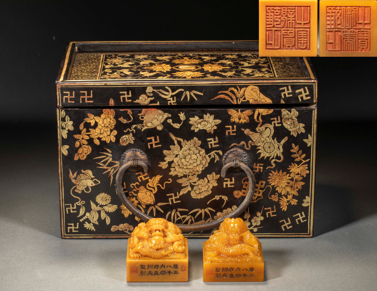 Yongzheng Nianzhi Tian Huangshi Longxizhu Seal Group 1: The two fields are printed in yellow, golden stone, and the buttons are carved with dragons, which are three-dimensional. The side wall of the seal is engraved with margin and seal. The seal script