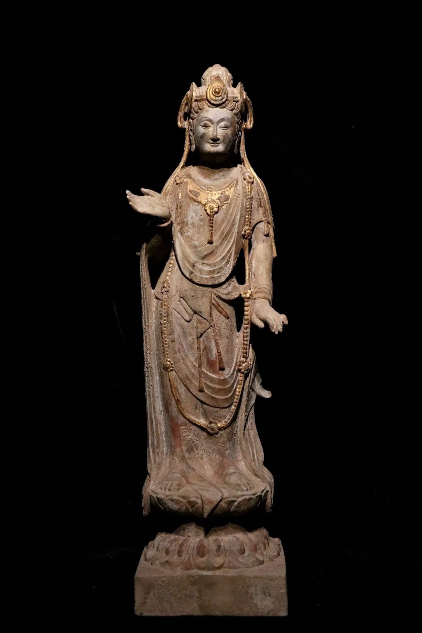 Gold-painted twisted bodhisattva statue: Stone statue, Guanyin wears a crown, the treasure falls, and the body stands on the base of Yanglian and the square stone platform. When the right hand is raised, the left hand naturally falls. Treasu
