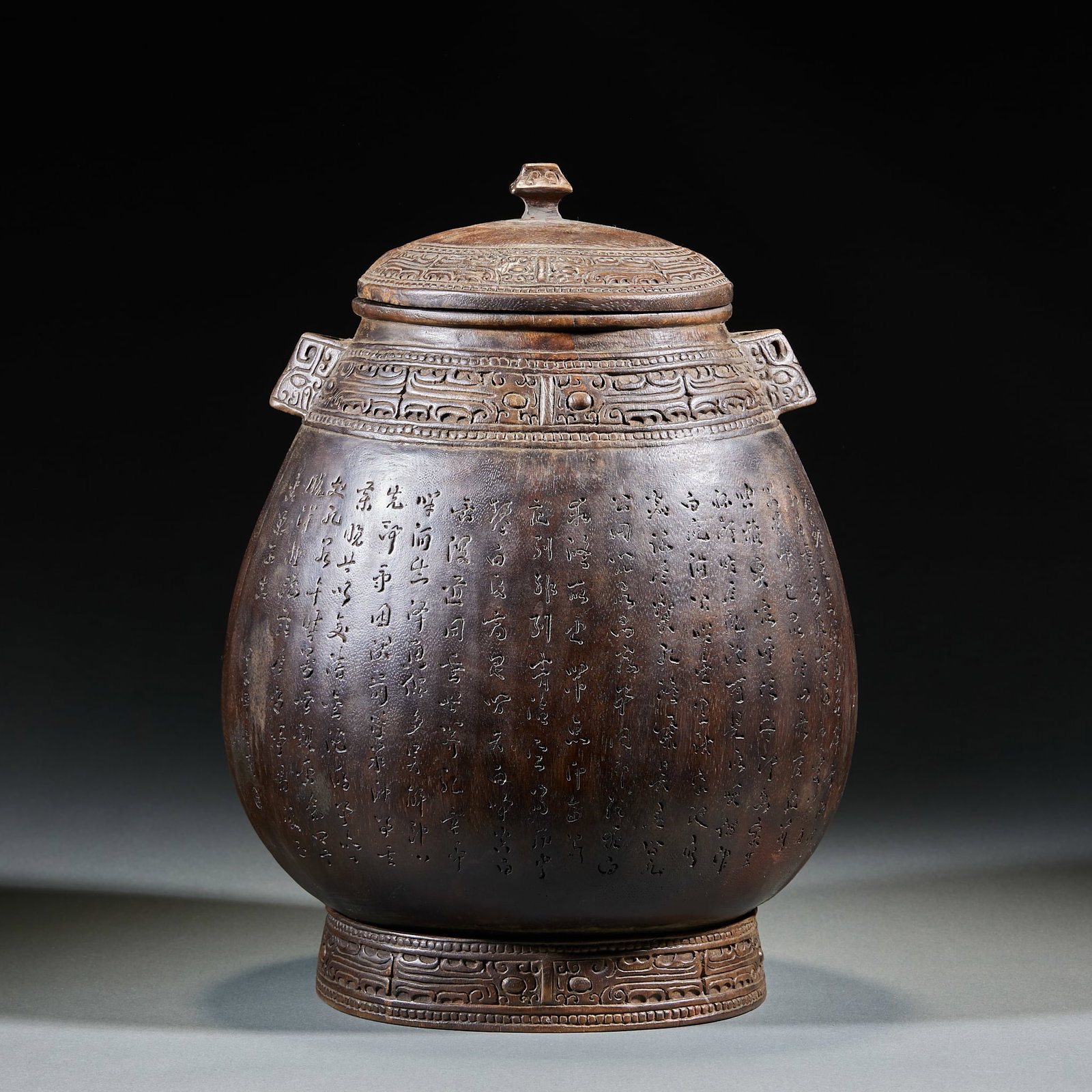 Thymelaeaceae's Scripture Binaural Cover Cans: Carve the jar with lid in whole wood. The top of the jar lid is provided with a square catch, and the lid edge, mouth edge, ears and foot are all carved with antique patterns. Symmetrical halberd ears