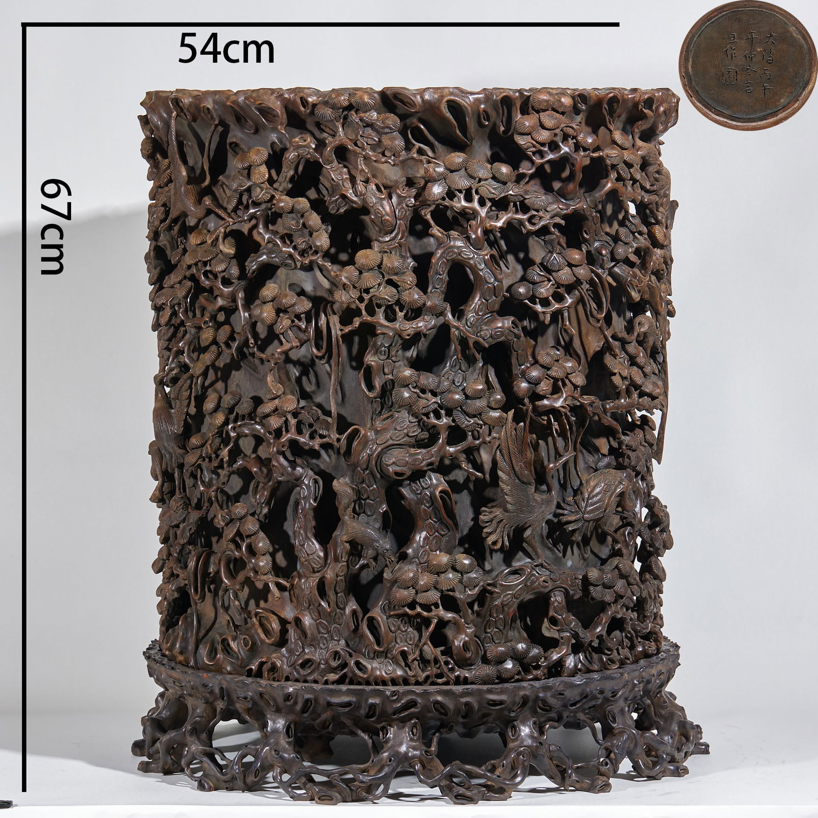 Aquilaria sinensis high relief Songhe Yannian large painting cylinder: The pen holder is made of aniseed thymelaeaceae, with multi-layer through-carving and deep-carving techniques. The vigorous Gu Song is carved, the pine branches are twisted and staggered, and the