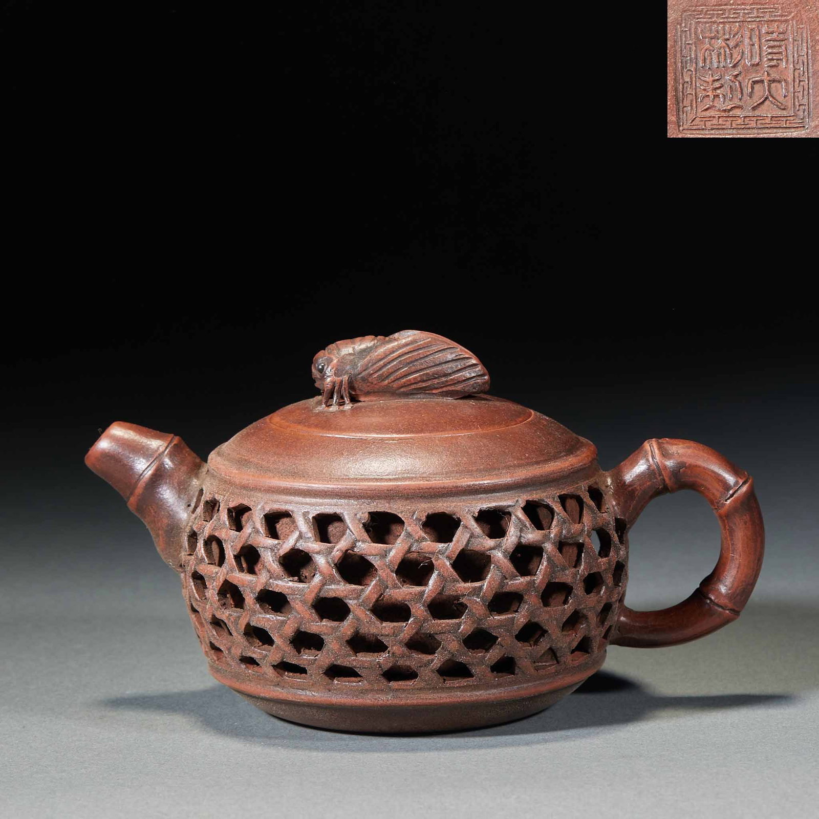 Shi Dabin hollow blockbuster teapot.: The pot is made of purple sand, and the pot body adopts double-layer hollowing process, the outer wall is hollowed out with woven patterns, and the inner layer is a real tire. Plastic cicada-shaped bu