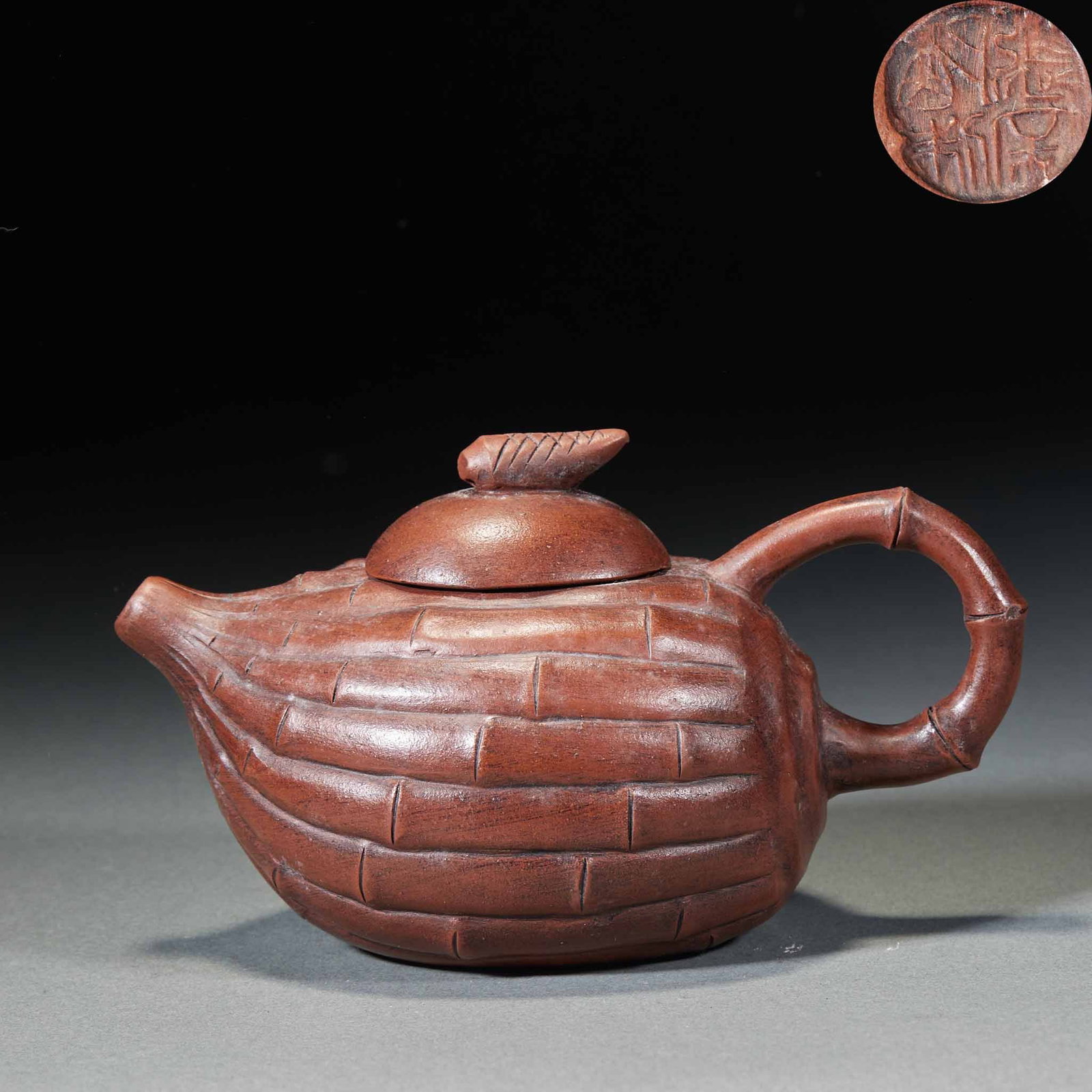 Zhu Jie Bao Deng zi sha Hu: Purple sand pot, the pot body is made of plastic bamboo weave texture, which simulates the appearance of staggered weaving of bamboo strips, and the ribs are undulating clearly. The lid of the pot is