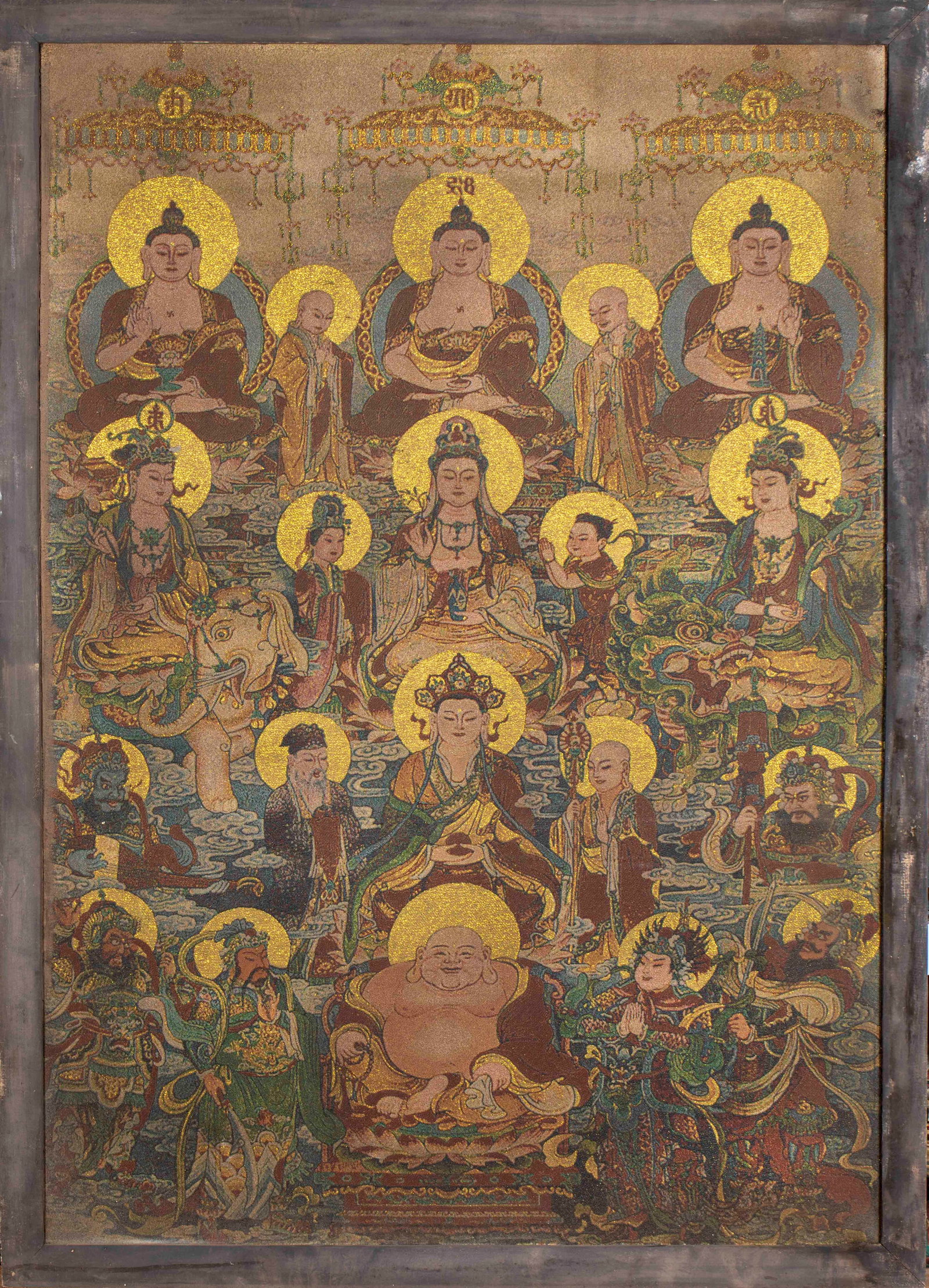 Before the Ming Dynasty, many Buddha statues were hung on the screen.: Brocade Thangka is mounted in wooden frame, and the fabric is made of gold. The picture is arranged in multiple layers, with three main buddhas sitting in the upper layer, accompanied by attendants an